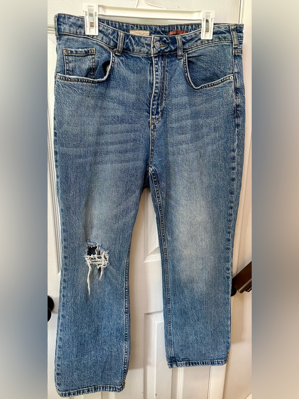Pilcro l Anthro l Women's Medium Blue Straight-Leg Distressed Jeans
